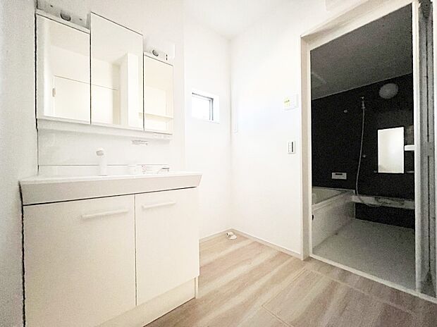 清潔感ある洗面化粧室で朝の身支度も快適