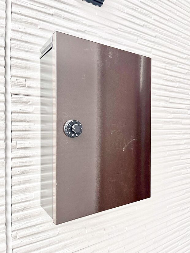 シンプルデザインのポスト。