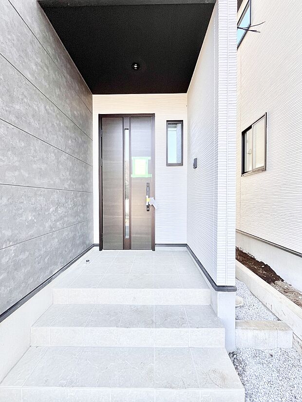 玄関前は雨が降っても濡れにくい屋根付き