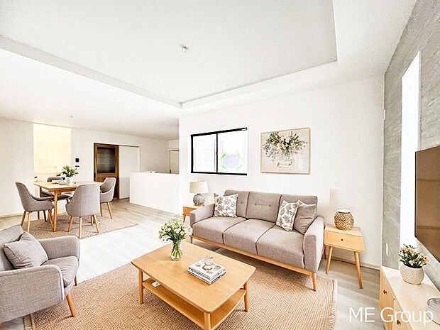 落ち着いた雰囲気のLDKは家族みんなの快適空間※家具はCGです