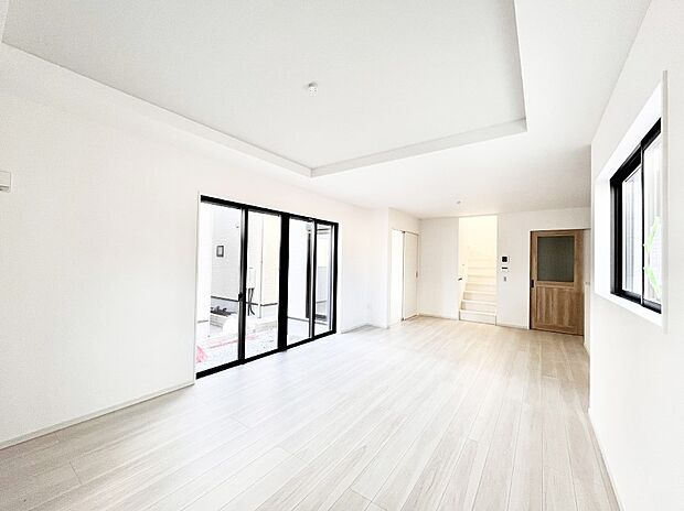 大きな窓からたっぷりの陽光と風を感じられるリビング