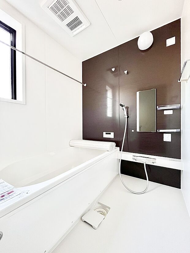 一日の疲れを癒してくれる明るい清潔感のあるバスルーム