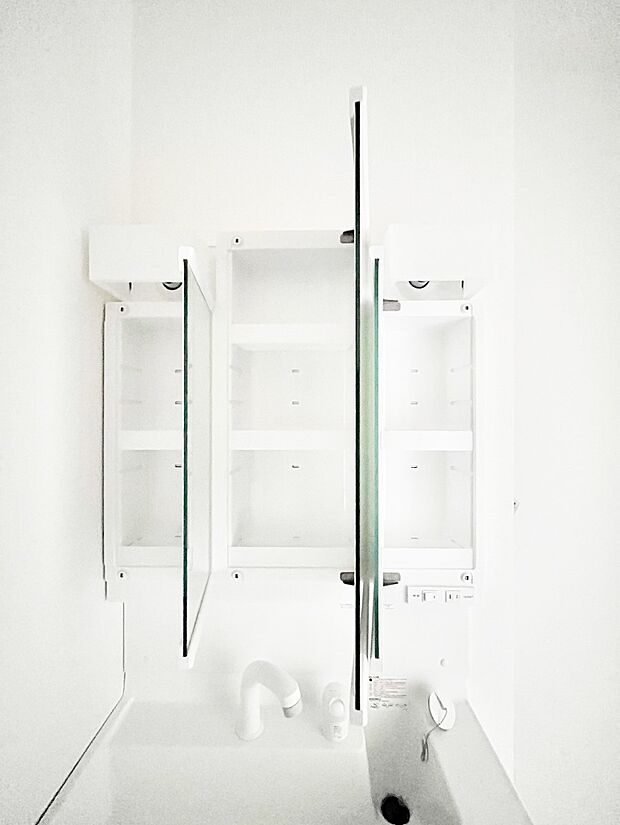 三面鏡の裏に、化粧品や衛生用品などを収納可能。洗面台をすっきりと保ちます!