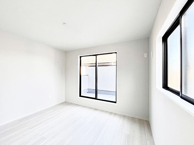 バルコニーが開放感をプラスしてくれる洋室