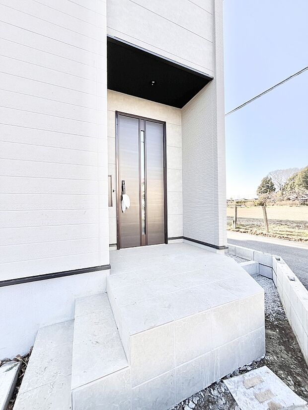 玄関前は雨が降っても濡れにくい屋根付き