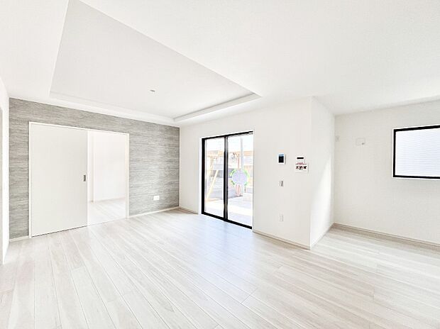 大きな窓からたっぷりの陽光と風を感じられるリビング