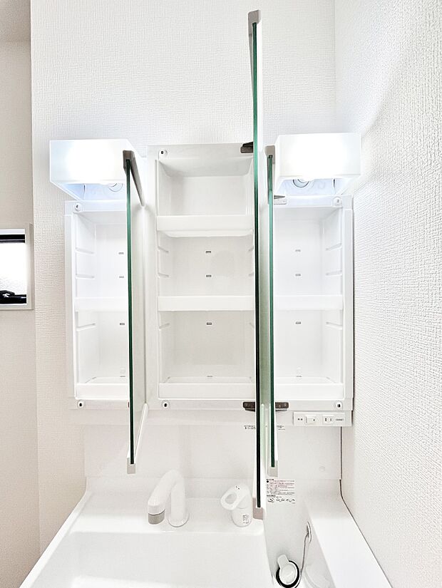 三面鏡の裏に、化粧品や衛生用品などを収納可能。洗面台をすっきりと保ちます！