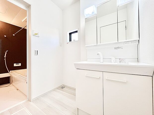 清潔感ある洗面化粧室で朝の身支度も快適