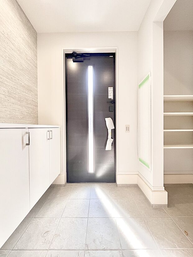 シューズインクローク付きの玄関。家族全員の靴や雨具などすっきり収納できます。