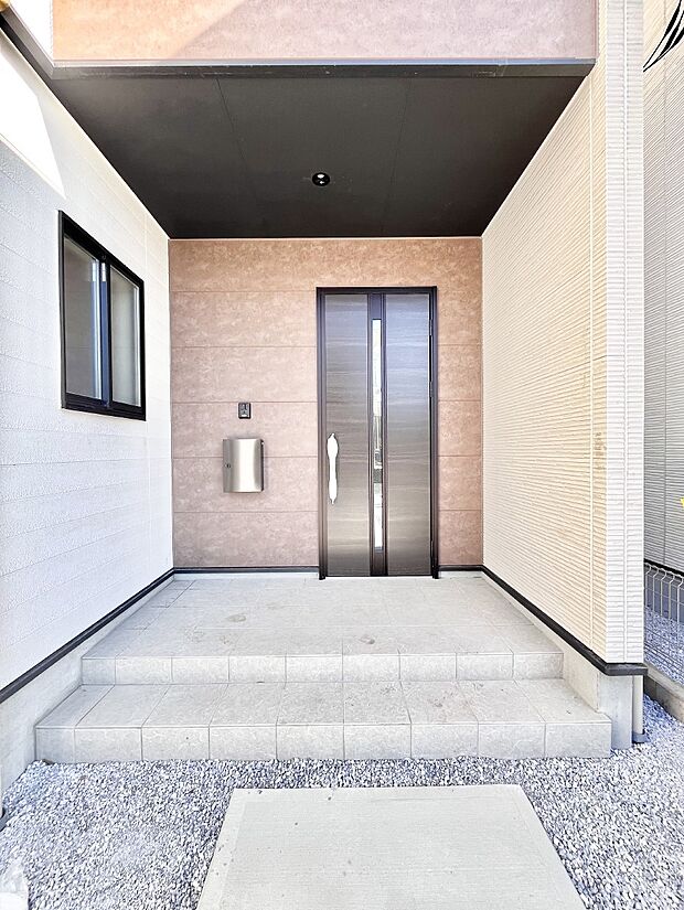 大切な家族、来客を出迎える玄関。