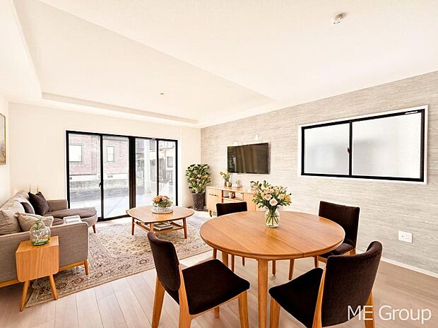 ご家族の賑やかな話し声で包まれる明るいリビング ※家具はCGです