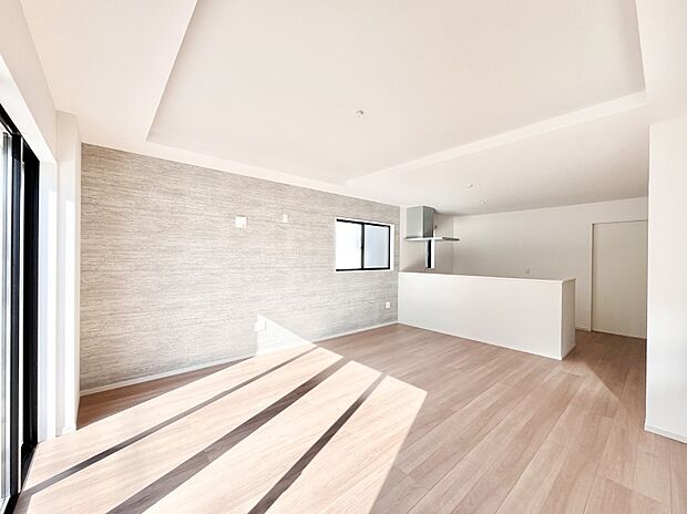 明るい陽光が注ぎ、寛ぎの雰囲気に満たされるリビング・ダイニング。