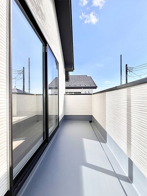 ゆったりバルコニーだから沢山お洗濯ものを干せます。