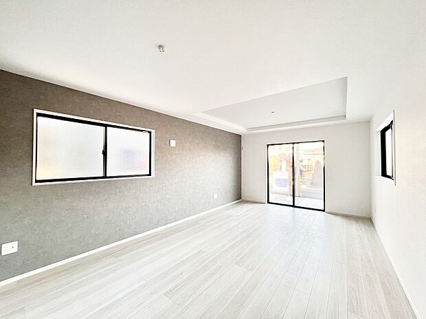 大きな窓からたっぷりの陽光と風を感じられるリビング