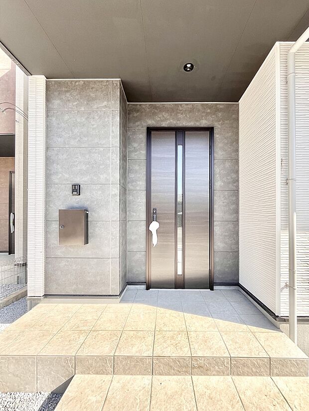 大切な家族、来客を出迎える玄関。