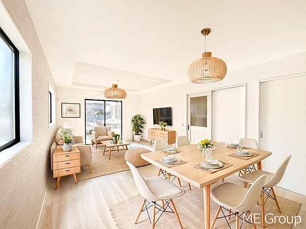 ご家族の賑やかな話し声で包まれる明るいリビング ※家具はCGです