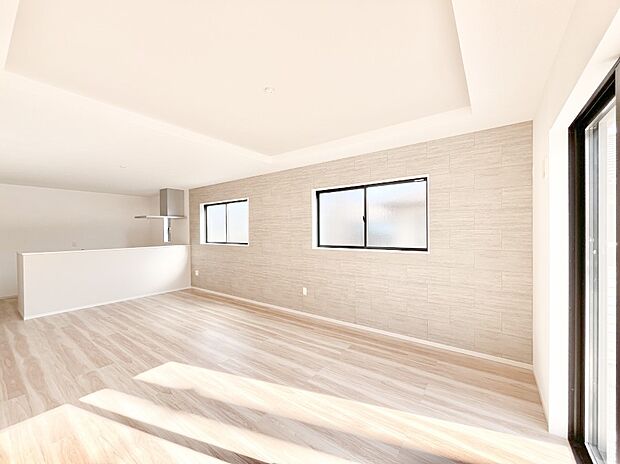 明るい陽光が注ぎ、寛ぎの雰囲気に満たされるリビング・ダイニング。