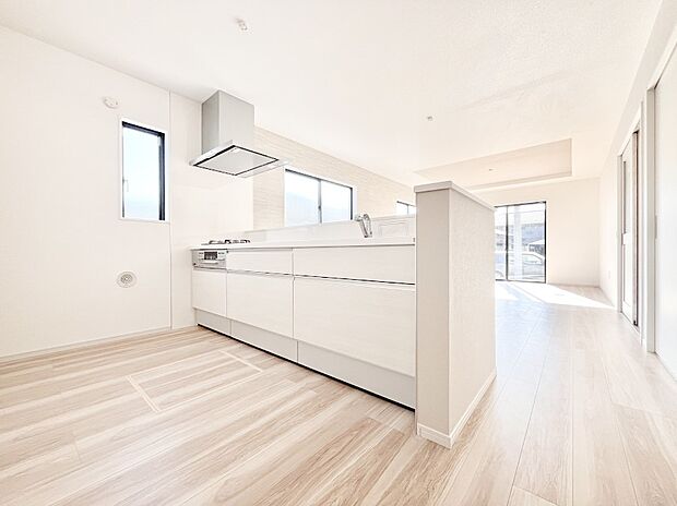 爽やかな風が通り抜けるキッチン。窓があるので明るく換気にも役立ちます。