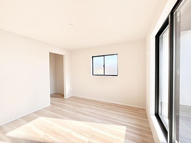 窓からのやさしい光が心地よいプライベートルーム