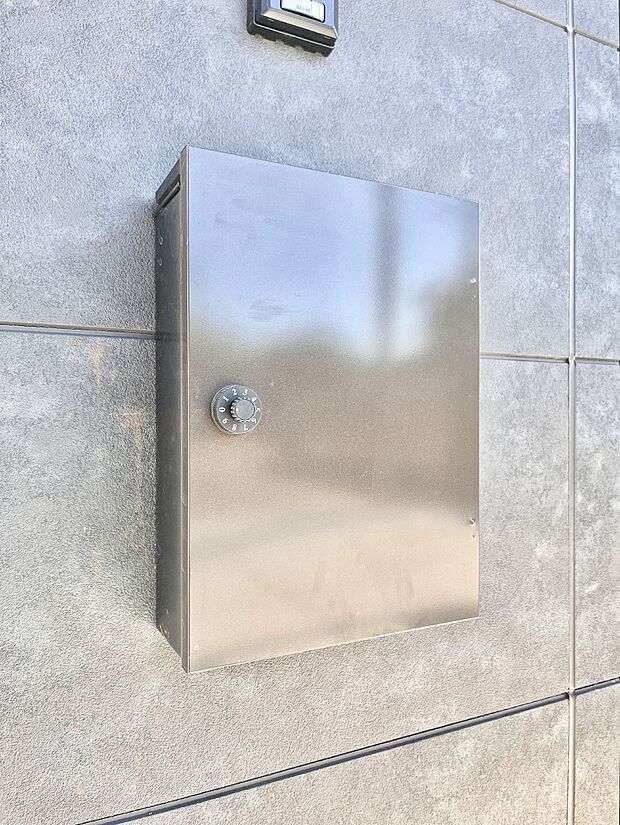 シンプルデザインのポスト。