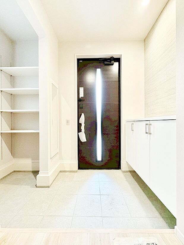 ご家族やお客様を気持ちよくお出迎え！広々空間が心地よいSIC付き玄関。