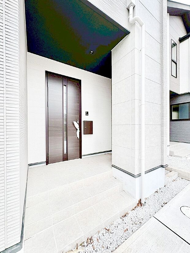 大切な家族、来客を出迎える玄関。三輪車や傘など置けるアウトストレージ付きです！