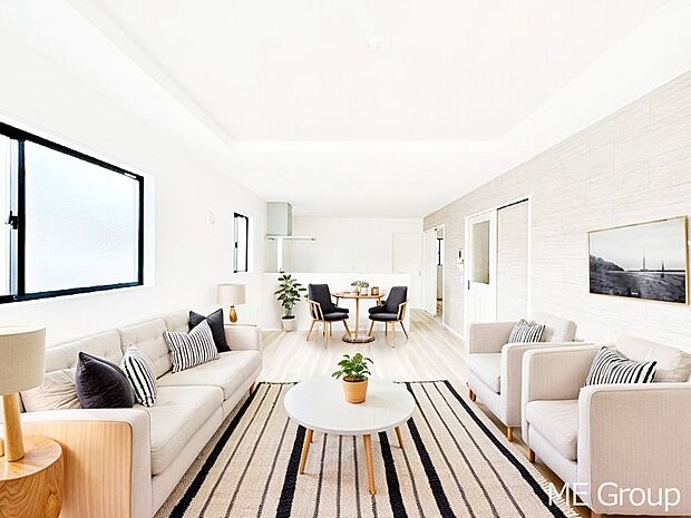 ご家族の賑やかな話し声で包まれる明るいリビング ※家具はCGです