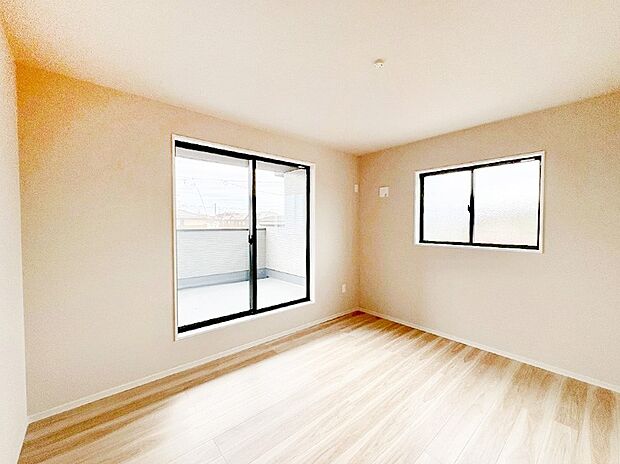 バルコニーが明るさと開放感を演出！朝スッキリと目覚められそうですね。