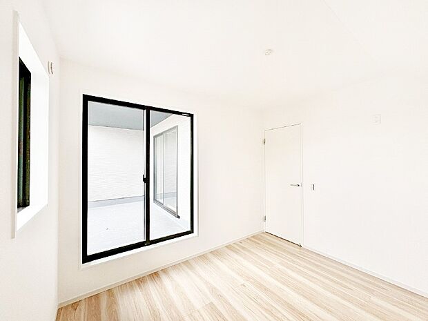 2面採光の洋室。窓から入り込む陽光がお部屋全体を優しく包み込みます!