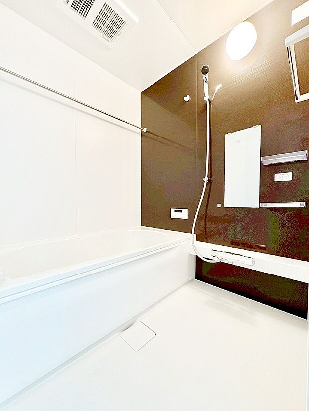 落ち着きのあるダークカラーを基調にしたバスルームで1日の疲れをリフレッシュ！