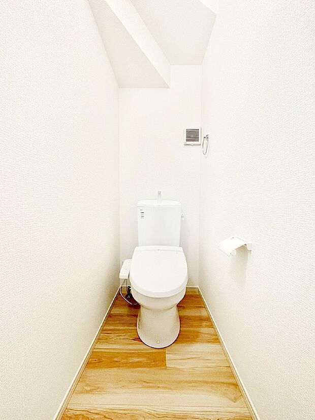 トイレは白を基調とした清潔感のある落ち着ける空間に!