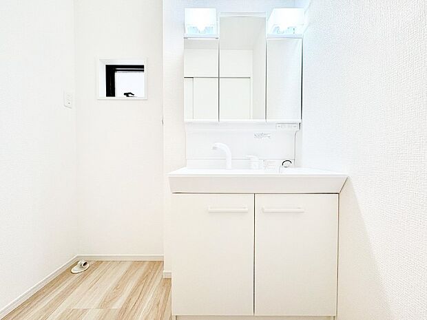 三面鏡キャビネット・シャワー付き洗面化粧台で忙しい朝の身支度もスムーズに!