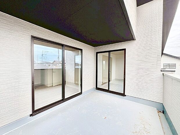 奥行たっぷりのバルコニー。毎日のお洗濯やお布団干しに大活躍しそうですね！