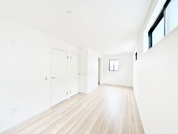 ライフスタイルに合わせて2部屋として利用できる広々とした洋室。