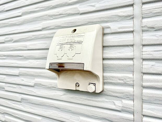 高圧洗浄機やエアーコンプレッサーなどの使用時に便利な外コンセント