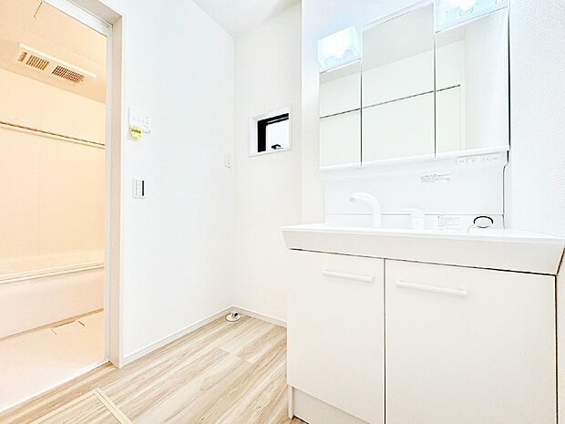 清潔感溢れるホワイトカラーを基調とした洗面室。