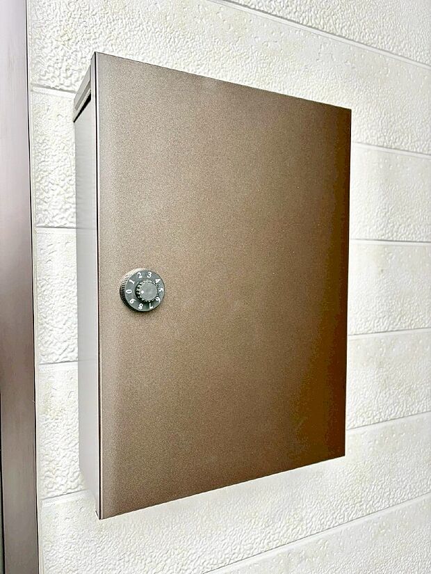 大切な郵便物の盗難を防止してくれるダイヤル錠付きのポスト