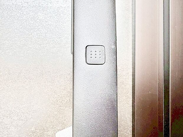 ボタンを押してかざすだけ!玄関ドアは電子キー仕様です