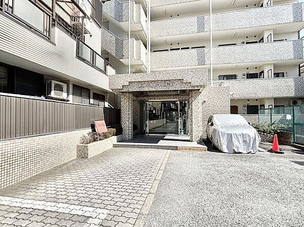 外観 綺麗なエントランスは、居住者を優しく迎えいれてくれます