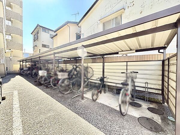 駐輪場は屋根付き