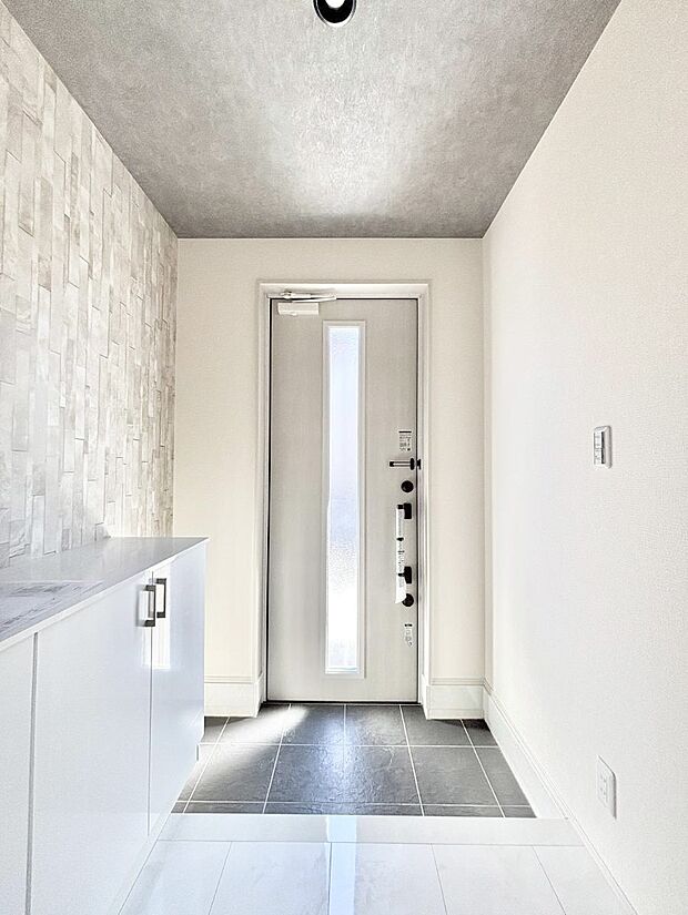 明るい玄関はお客様をお出迎えするのにぴったりです!