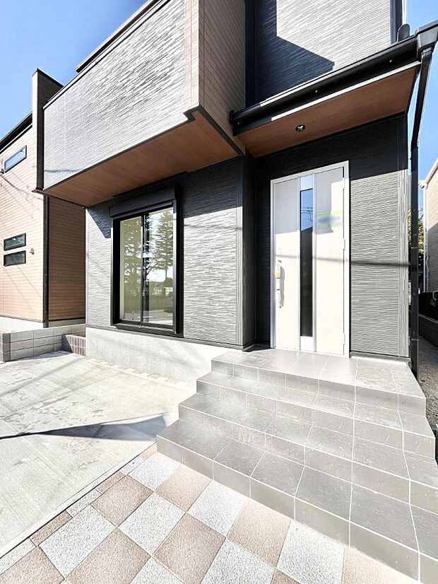 大切な家族、来客を出迎える玄関。