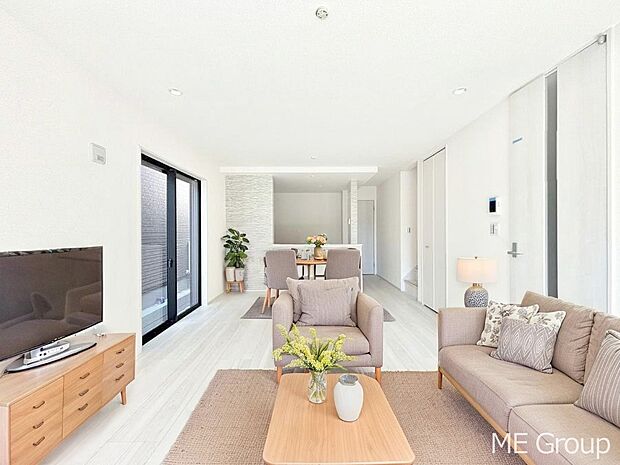 家族の和やかな会話が聞こえてきそう。開放感のあるリビングです。※家具はCGです  