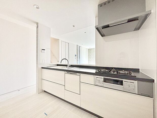 リビングで遊ぶお子様を見守りながらお料理ができる対面キッチン。