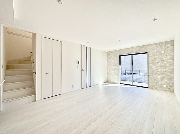 明るい陽光が注ぎ、寛ぎの雰囲気に満たされるダイニング。