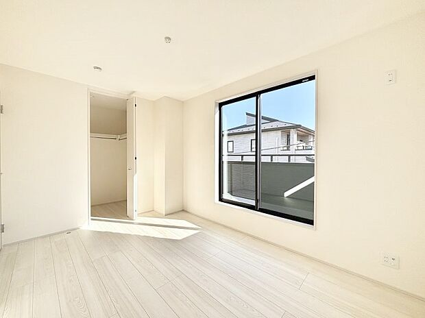 バルコニーが開放感をプラスしてくれる洋室