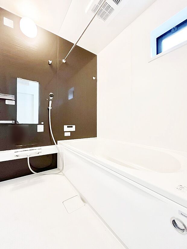 一日の疲れを癒してくれる明るい清潔感のあるバスルーム