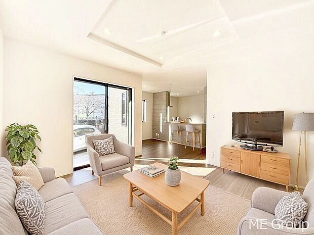 家族の和やかな会話が聞こえてきそう。開放感のあるリビングです。※家具はCGです  