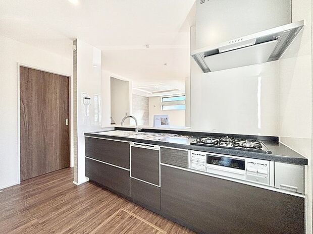 リビングで遊ぶお子様を見守りながらお料理ができる対面キッチン。  