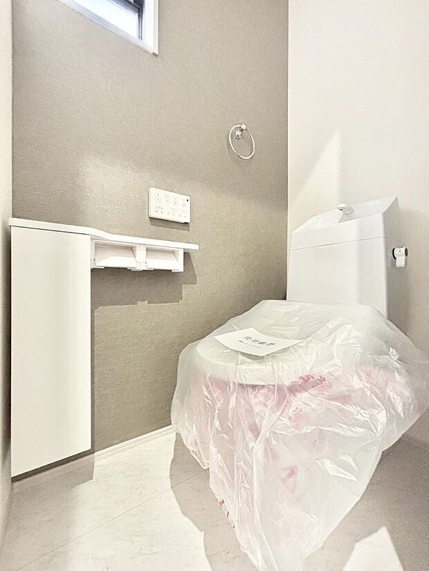 明るく清潔感のあるトイレです。